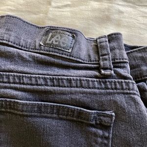 Lee relaxed fit straight leg mid rise Size 8.